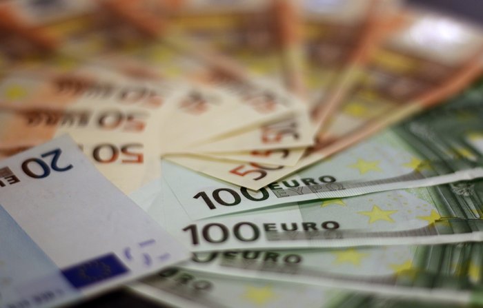 Gefächerte 20-, 50- und 100-Euro-Scheine
