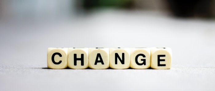 Sechs Würfel mit Buchstaben darauf nebeneinander ergeben den Schriftzug "Change"